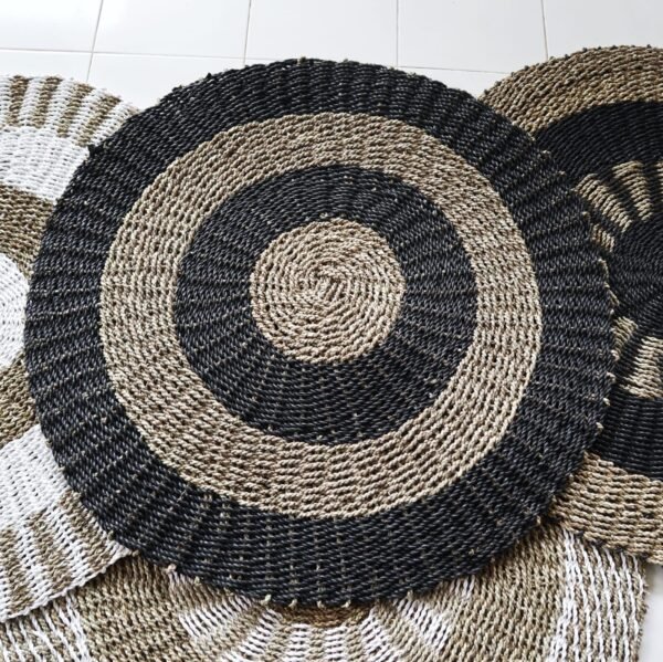bG9jYWw6Ly9tZWRpYS85Ry8wRS82MFIzMEMxRzZSVDMwRTlHL2ZmMzYwMGM0LmpwZWc.jpg Black & Tan Circles Round Seagrass Rug – 1 m