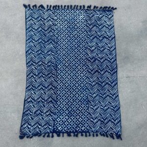 bG9jYWw6Ly9tZWRpYS85Ry9HRS82MFIzMEMxRzZSV0tHRTlHL2I0YmE1NWQ2LmpwZWc.jpg Namoona Waves Handmade Indigo Throw – 170 x 120 cm