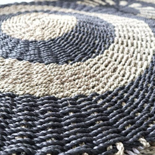 bG9jYWw6Ly9tZWRpYS85SC8wRS82MFIzMEMxRzZSVDMwRTlILzY2MTY5NmViLmpwZWc.jpg Black and tan Circles round seagrass rug, 1 m