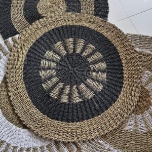 bG9jYWw6Ly9tZWRpYS85TS8wRS82MFIzMEMxRzZSVDMwRTlNLzBkMWEyYTMyLmpwZWc.jpg Black & Tan Inner Sun Round Seagrass Rug – 1 m