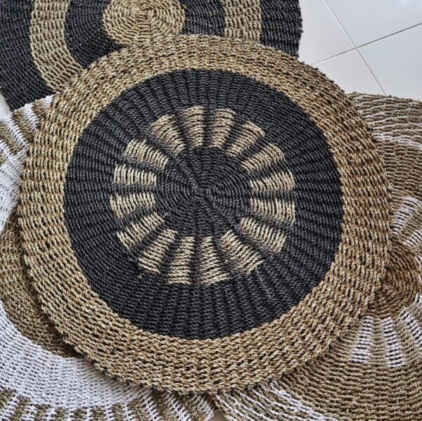 bG9jYWw6Ly9tZWRpYS85TS8wRS82MFIzMEMxRzZSVDMwRTlNLzBkMWEyYTMyLmpwZWc.jpg Black & Tan Inner Sun Round Seagrass Rug – 1 m