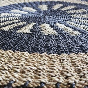 bG9jYWw6Ly9tZWRpYS85Ti8wRS82MFIzMEMxRzZSVDMwRTlOLzkxYmI4NDI4LmpwZWc.jpg Black & Tan Inner Sun Round Seagrass Rug – 1 m