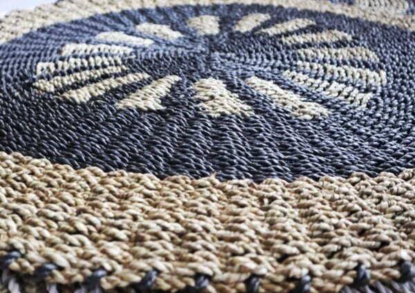 bG9jYWw6Ly9tZWRpYS85Ti8wRS82MFIzMEMxRzZSVDMwRTlOLzkxYmI4NDI4LmpwZWc.jpg Black & Tan Inner Sun Round Seagrass Rug – 1 m
