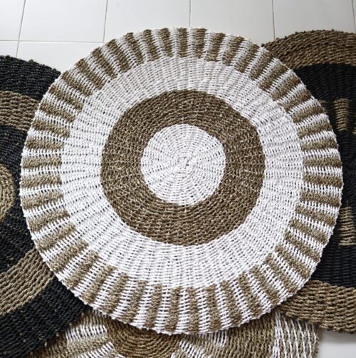 bG9jYWw6Ly9tZWRpYS8xSi8wRS82MFIzMEMxRzZSVDMwRTFKLzM5OGJmY2ExLmpwZWc.jpg White and tan Sun round seagrass rug, 1 m