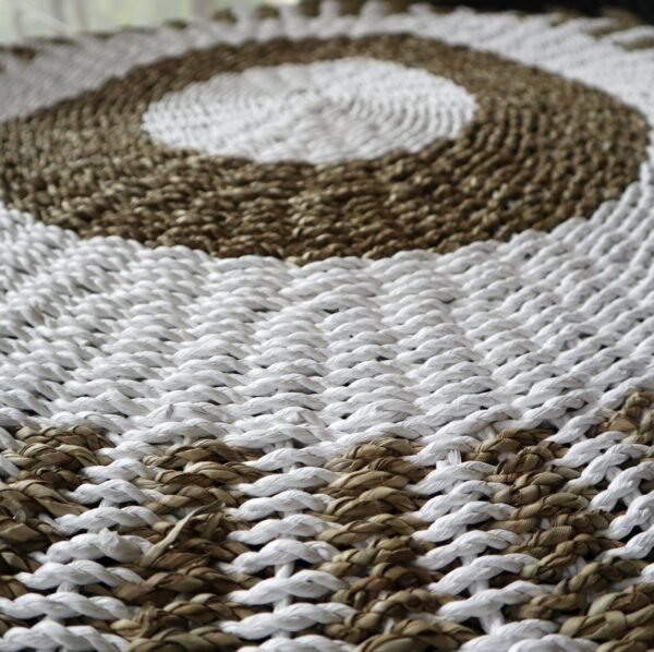 White & Tan Sun Round Seagrass Rug – 1 m