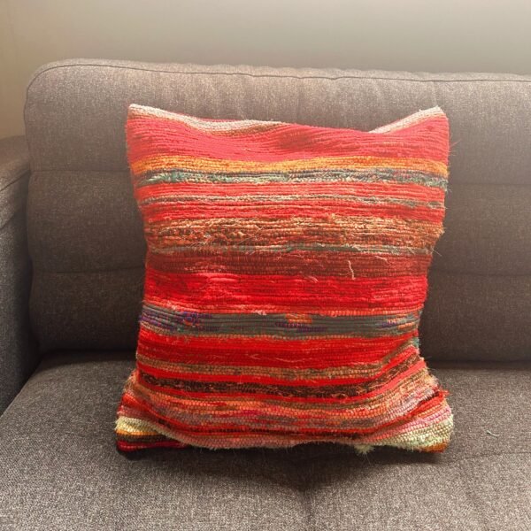 bG9jYWw6Ly9tZWRpYS8xTS84RS82MFIzMEMxRzZXVDM4RTFNL2RiNmFhODUxLmpwZWc.jpg Rich Reds rag rug cushion cover