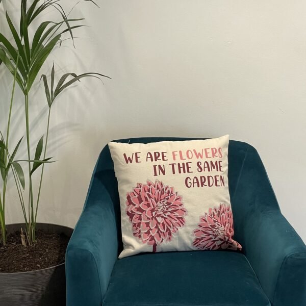 bG9jYWw6Ly9tZWRpYS8xUC9DRS82MFIzMEMxRzZSU0tDRTFQL2ZhYmNmM2M5LmpwZWc-1.jpg We Are Flowers Printed Cotton Cushion Cover – Olive, Pink & Natural