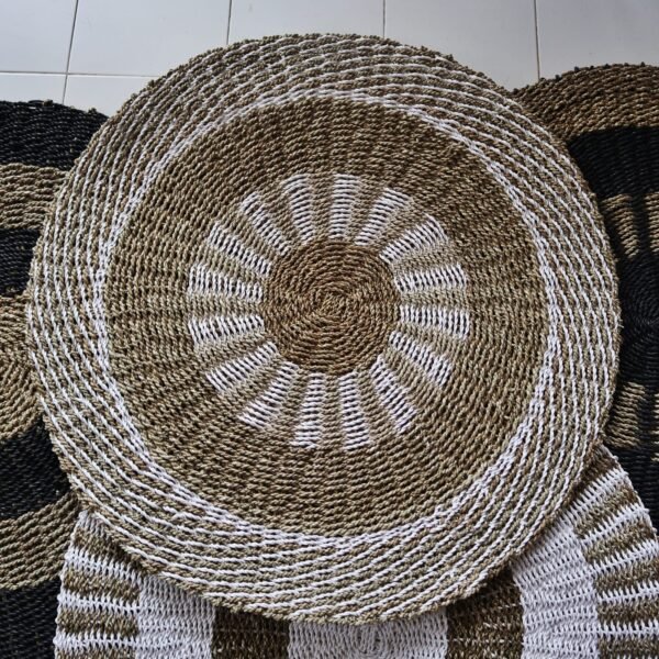 bG9jYWw6Ly9tZWRpYS8xUS8wRS82MFIzMEMxRzZSVDMwRTFRL2Y3N2UyNTc1LmpwZWc.jpg White & Tan Inner Sun Round Seagrass Rug – 1 m