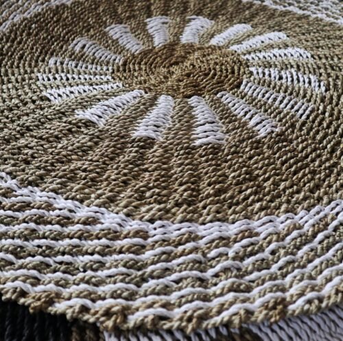 bG9jYWw6Ly9tZWRpYS8xUi8wRS82MFIzMEMxRzZSVDMwRTFSLzdhZTI4MjU5LmpwZWc.jpg White and tan Inner Sun round seagrass rug, 1 m