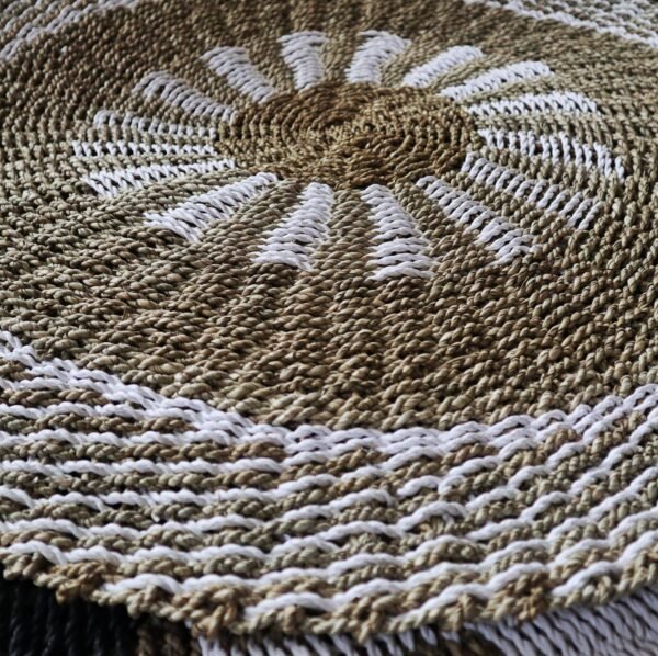 bG9jYWw6Ly9tZWRpYS8xUi8wRS82MFIzMEMxRzZSVDMwRTFSLzdhZTI4MjU5LmpwZWc.jpg White and tan Inner Sun round seagrass rug, 1 m