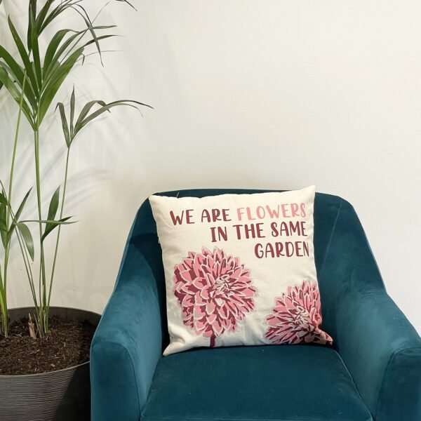bG9jYWw6Ly9tZWRpYS8xUi9DRS82MFIzMEMxRzZSU0tDRTFSL2Q3MjRhYWJmLmpwZWc-1.jpg We Are Flowers Printed Cotton Cushion Cover – Olive, Pink & Natural