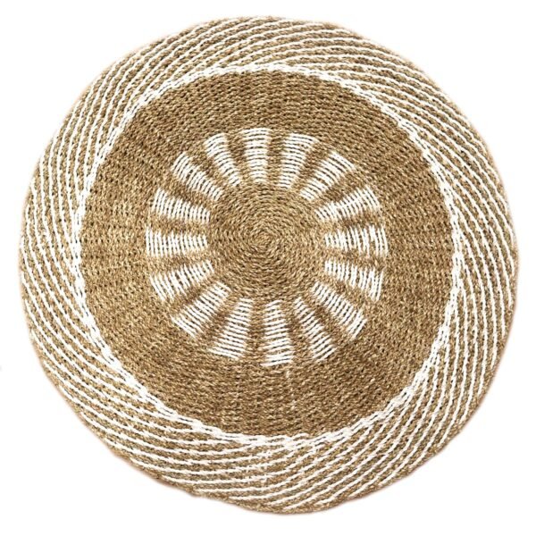 bG9jYWw6Ly9tZWRpYS8xUy8wRS82MFIzMEMxRzZSVDMwRTFTLzQwOTk0ZjU1LmpwZWc.jpg White & Tan Inner Sun Round Seagrass Rug – 1 m