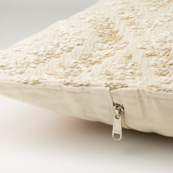 bG9jYWw6Ly9tZWRpYS9IRy9FRC82MFIzMEMxSjZNUzNFREhHL2E3MWE5YmI2LmpwZw.jpg Neutral Geo Creme Cushion Cover – 60 x 60 cm