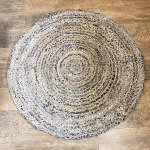 bG9jYWw6Ly9tZWRpYS9TTS84Qy82MFIzMEMxRzZNVzM4Q1NNL2RhNzlmM2Q4LmpwZWc.jpg Round jute and recycled denim rug, 120 cm