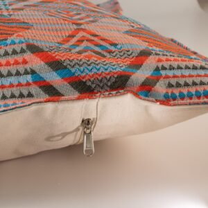 bG9jYWw6Ly9tZWRpYS9TTi9FQy82MFIzMEMxSjZNUzNFQ1NOLzcxZWUyYWNiLmpwZw-1.jpg Urban Tribal cushion cover – styled product image
