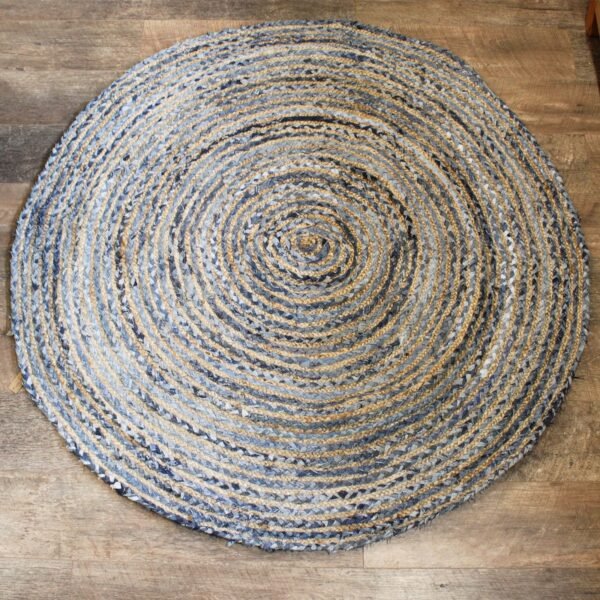 bG9jYWw6Ly9tZWRpYS9TUC84Qy82MFIzMEMxRzZNVzM4Q1NQL2VkNjk3NmJiLmpwZWc.jpg Round jute and recycled denim rug, 150 cm