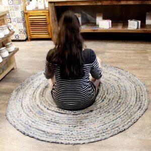 bG9jYWw6Ly9tZWRpYS9TUS84Qy82MFIzMEMxRzZNVzM4Q1NRL2U4Y2EyYWM0LmpwZWc.jpg Round Jute & Recycled Denim Rug – 150 cm