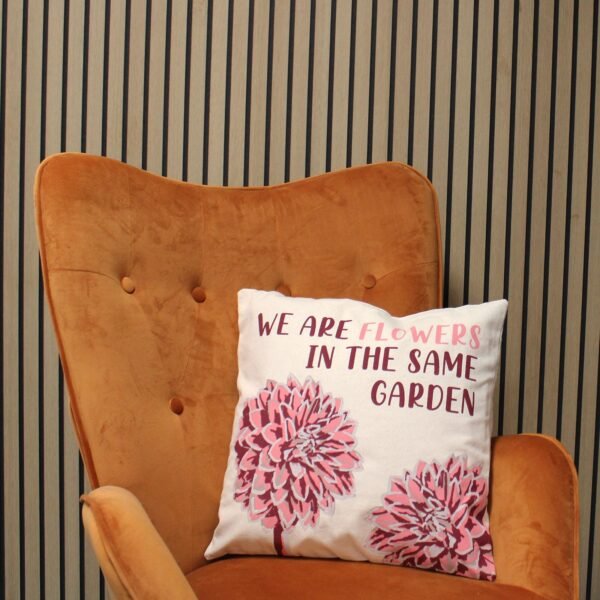 bG9jYWw6Ly9tZWRpYS9TUy9DRC82MFIzMEMxRzZSU0tDRFNTL2IzMmFhM2FlLmpwZWc-2.jpg We Are Flowers Printed Cotton Cushion Cover – Olive, Pink & Natural